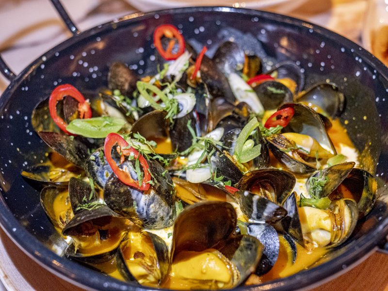 Yellow curry mussels