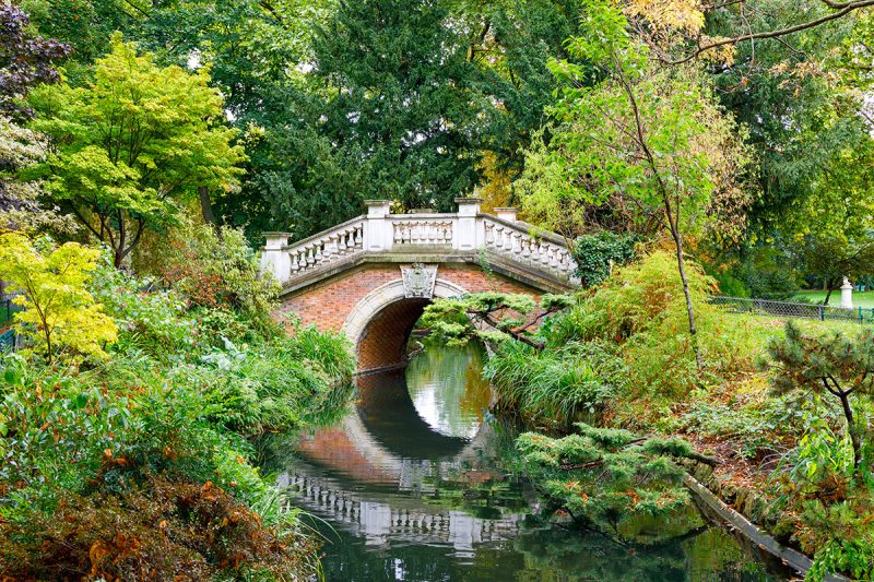 A scenic bridge in Parc Monceau, Paris